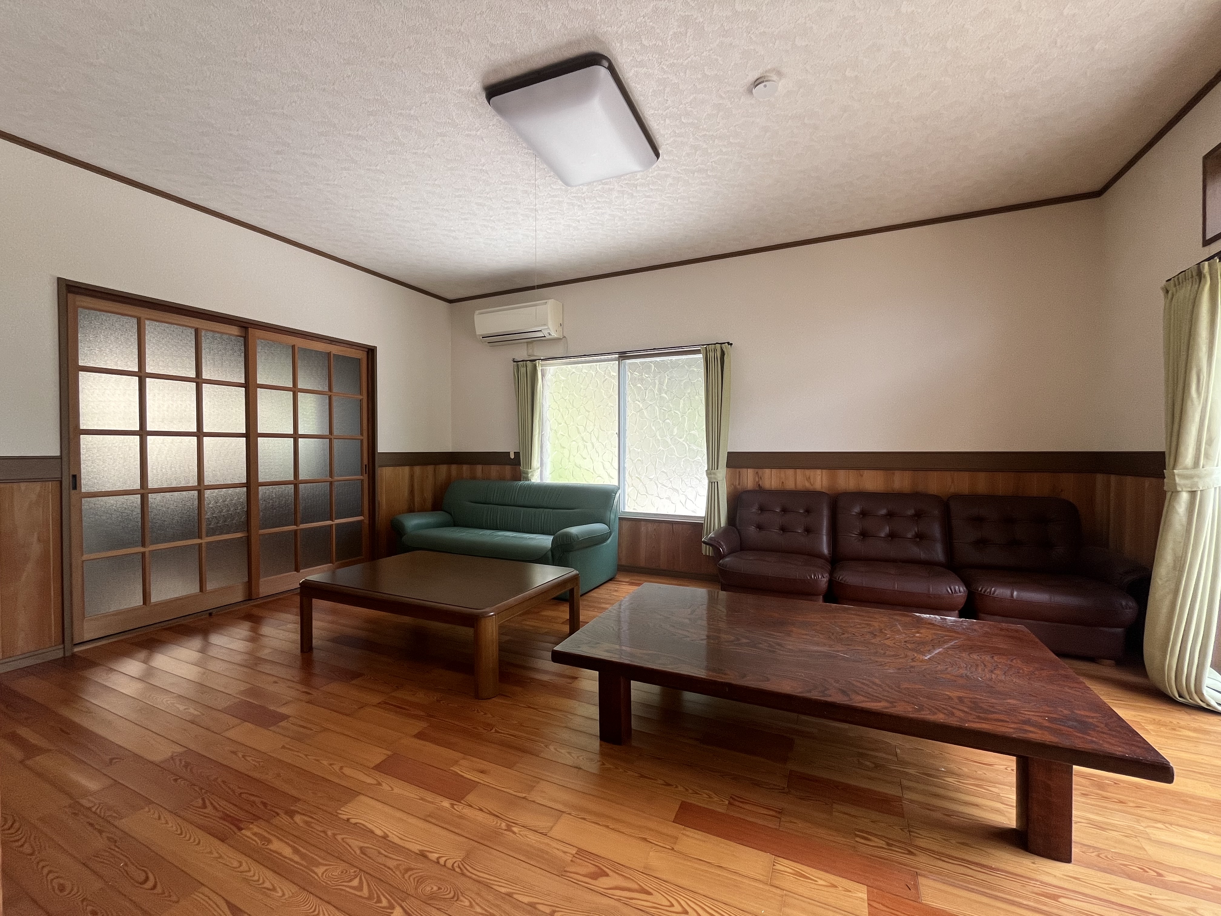 緒川の里の木の床の居室
